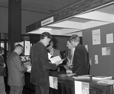 882047 Afbeelding van een informatiestand tijdens het congres van de Koninklijke Vereniging van Archivarissen in ...